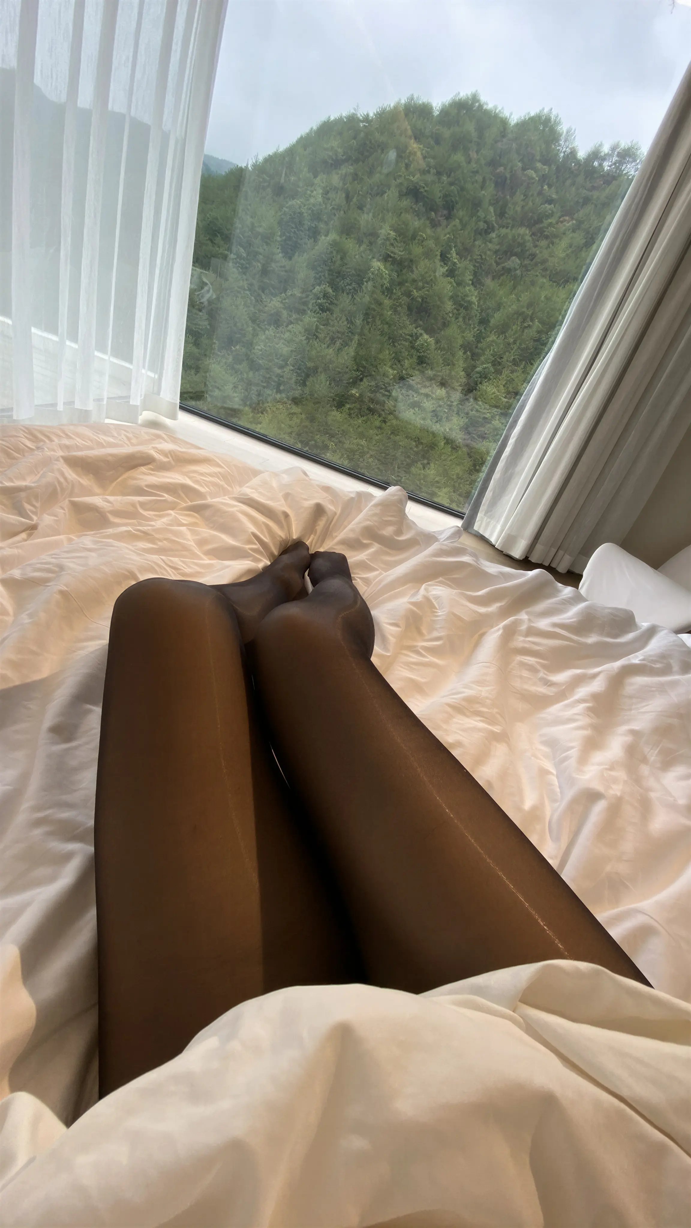 俏妞qiaoniuTT – 黑丝连体马油袜 9P
